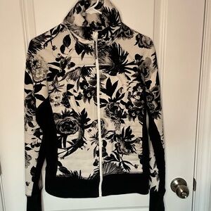Lululemon Calm & Cozy Jacket
Brisk Bloom Black White / White / Black, size 6.